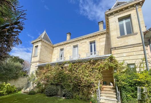 aquitaine - Aux portes de Bordeaux, entre Parc bordelais et Barrière du Médoc, 
 une maison de maître de pierre blonde 